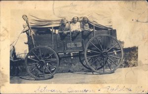 covered-wagon-moving-west